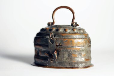 Eski kilitli teneke kutu