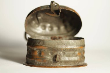 Eski kilitli teneke kutu