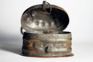 Eski kilitli teneke kutu