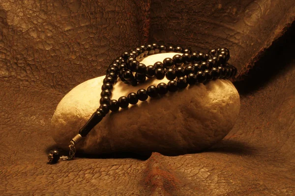 Bir taş üzerine yerleştirilen bir inci