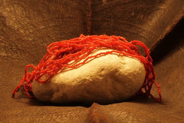 Bir taş üzerine yerleştirilen bir inci