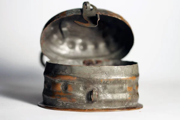 Eski kilitli teneke kutu