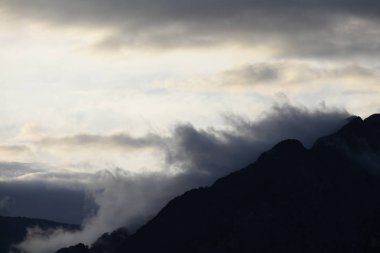 bulutlu dağ, sisli dağ