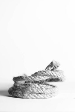 Beyaz arka plan ipe bağlı