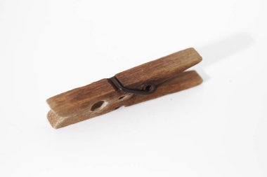 Beyaz zemin üzerinde eski mandal