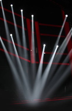 Boş sahnede ışık yaktı