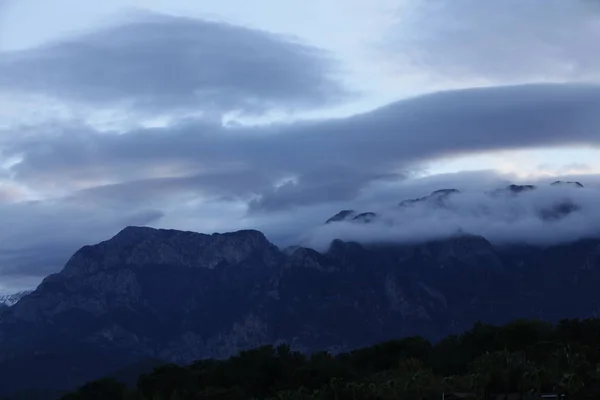 bulutlu dağ, sisli dağ
