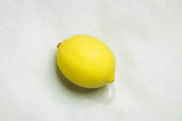 濡れた地面にレモン — ストック写真