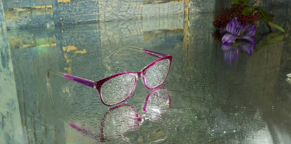 Islak zeminde ıslak gözlük