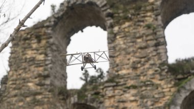 Model uçak havada uçan