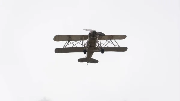 Model uçak havada uçan