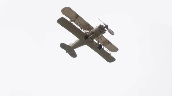 Model uçak havada uçan