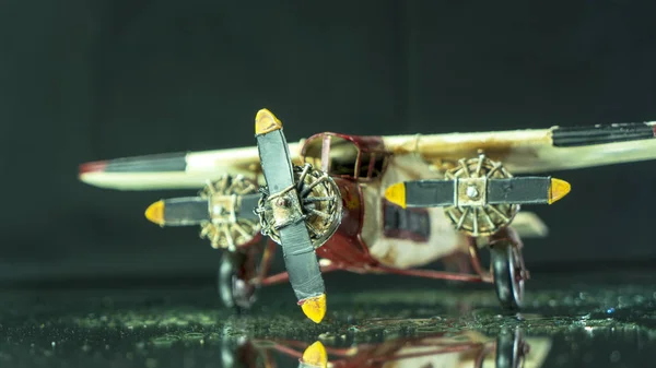 siyah zemin üzerinde metal maket uçak