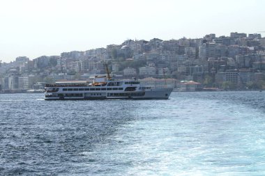 Deniz yolculuğu ile eski feribotla (vapur) İstanbul - Istanbul, Türkiye. Istanbul Boğaziçi Köprüsü