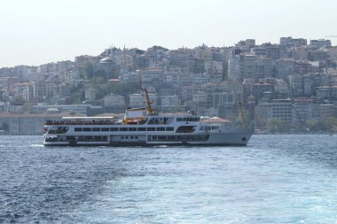 Deniz yolculuğu ile eski feribotla (vapur) İstanbul - Istanbul, Türkiye. Istanbul Boğaziçi Köprüsü