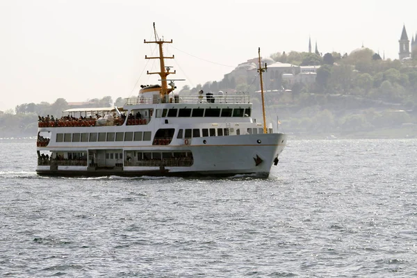 Deniz yolculuğu ile eski feribotla (vapur) İstanbul - Istanbul, Türkiye. Istanbul Boğaziçi Köprüsü