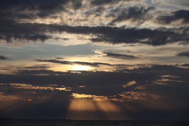 Ne zaman gün ışığı yok oldu akşam zamanı geldi.