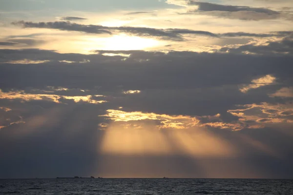 Ne zaman gün ışığı yok oldu akşam zamanı geldi.
