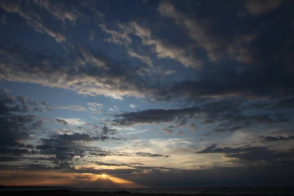 Ne zaman gün ışığı yok oldu akşam zamanı geldi.