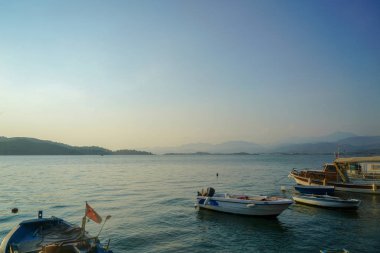 Gün ışığından yararlanma Fethiye ve tekneler sahilde kaybolduğunda akşam saat