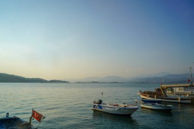 Gün ışığından yararlanma Fethiye ve tekneler sahilde kaybolduğunda akşam saat