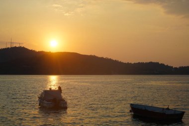 Gün ışığından yararlanma Fethiye ve tekneler sahilde kaybolduğunda akşam saat