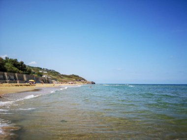 Yaz plaj ve yumuşak dalga geçmiş. Kum ve deniz