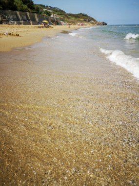 Yaz plaj ve yumuşak dalga geçmiş. Kum ve deniz