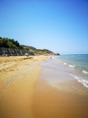 Yaz plaj ve yumuşak dalga geçmiş. Kum ve deniz