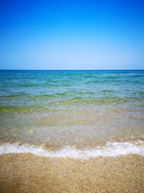 Yaz plaj ve yumuşak dalga geçmiş. Kum ve deniz