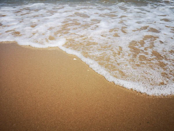 夏天的海滩和柔和的波浪过去 沙子和海 — 图库照片