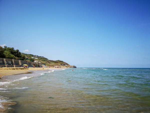 夏のビーチと柔らかい波過去 砂と海 — ストック写真