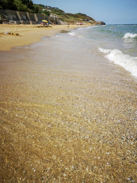 夏のビーチと柔らかい波過去 砂と海 — ストック写真
