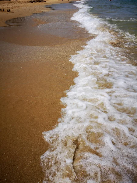 夏天的海滩和柔和的波浪过去 沙子和海 — 图库照片