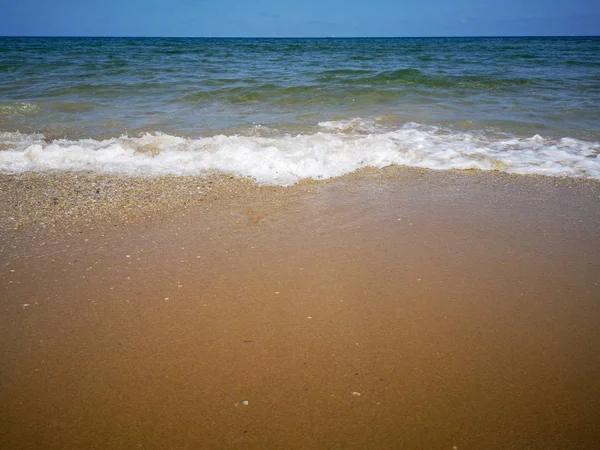 夏天的海滩和柔和的波浪过去 沙子和海 — 图库照片