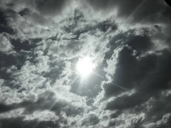 Gökyüzündeki kara bulutlar