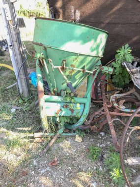 eski çiftçi karıştırma makine