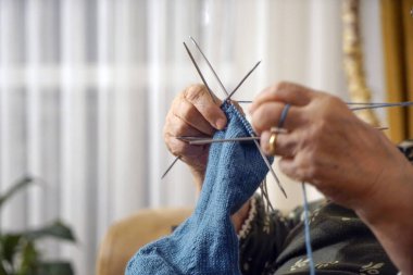 Yaşlı kadın örgü el