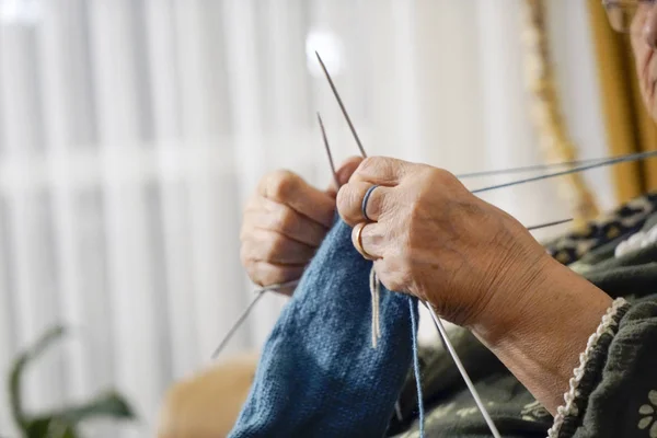 Yaşlı kadın örgü el