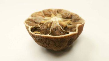 Çürük ve kurutulmuş beyaz masaya limon iç olduğunu