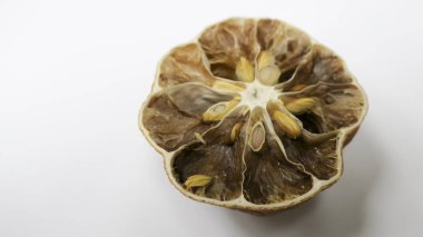 Çürük ve kurutulmuş beyaz masaya limon iç olduğunu