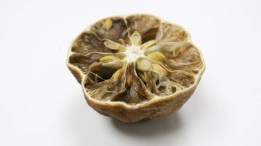 Çürük ve kurutulmuş beyaz masaya limon iç olduğunu