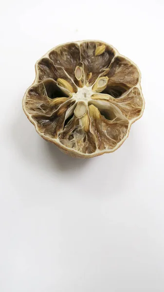Çürük ve kurutulmuş beyaz masaya limon iç olduğunu