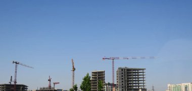 İnşaat alanında, vinç ve inşaat iş