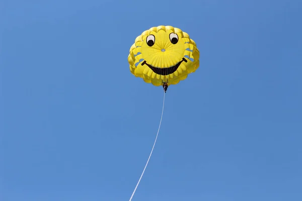 Paracaídas Vuela Cielo Azul Con Una Sonrisa — Foto de Stock