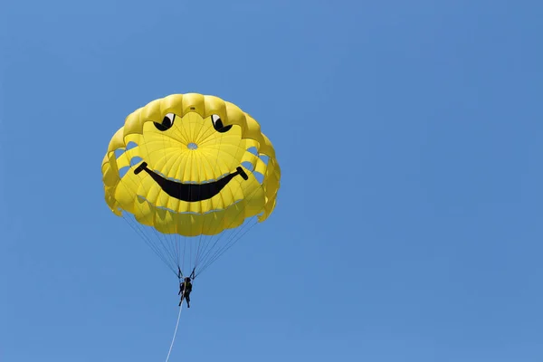 Parachute Flying Blue Sky Using Smiling — Stock Photo, Image