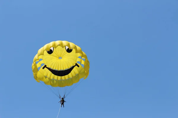 Parachute Vole Dans Ciel Bleu Souriant Photos De Stock Libres De Droits