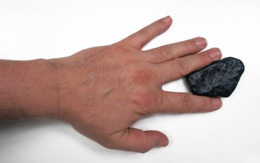 Siyah taş el düzenlenen.