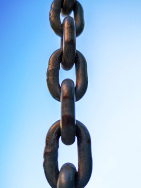 Yukarıda asılı kalın Zinciri.