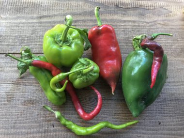 Yemek için toplanan taze biber.